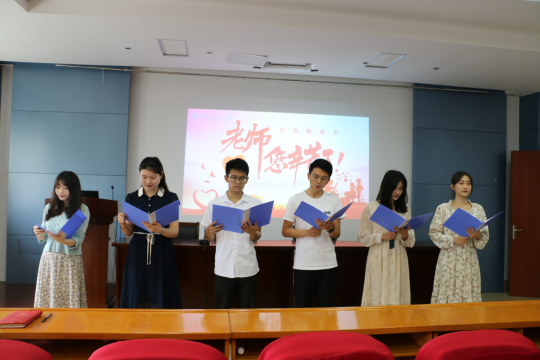 学生现场朗诵原创诗词《教师礼赞》